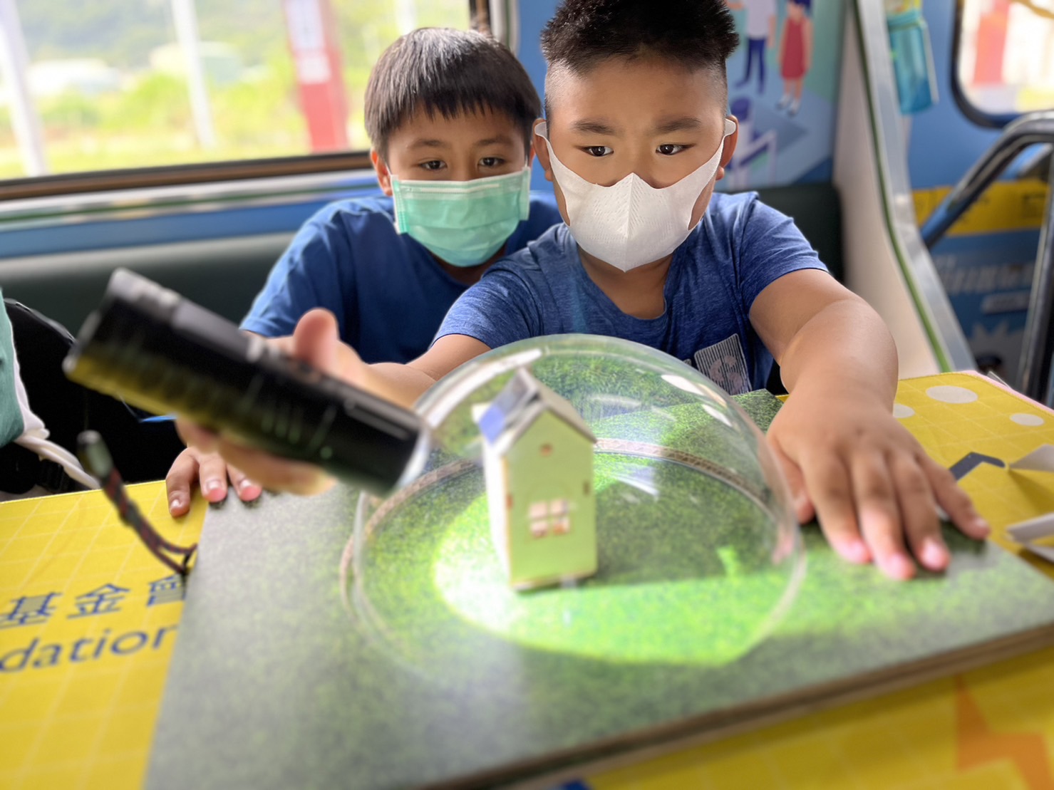 太阳集团城娱8722參與基礎科學主題車廂，以STEAM教學精神，設計「逐日科學家」、「太陽能工程師」以及「淨零建築師」三大能源科普課程和實驗