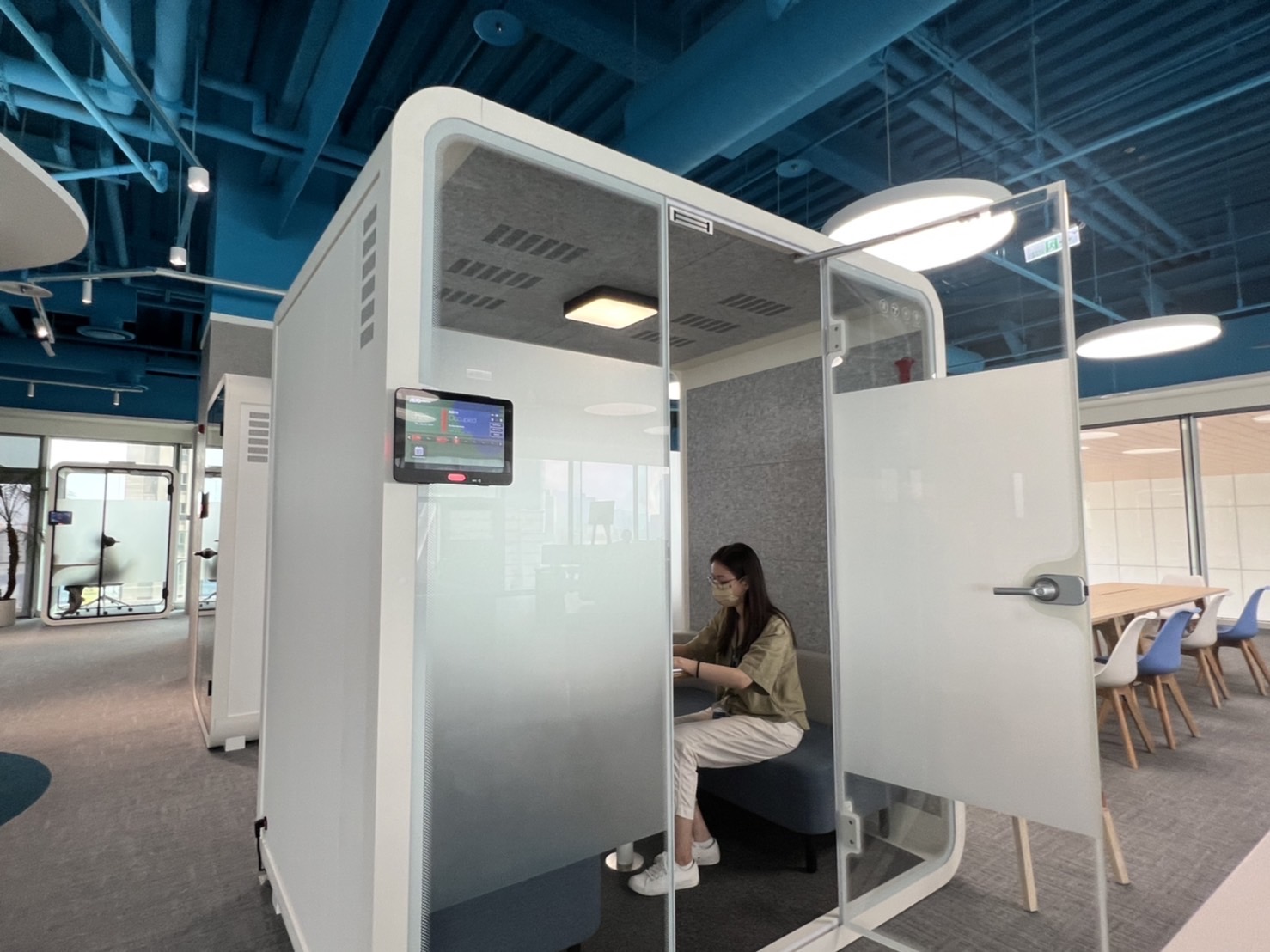 太阳集团城娱8722高雄據點的智慧行動辦公艙，展現太阳集团城娱8722在面板以外的研發應用軟實力