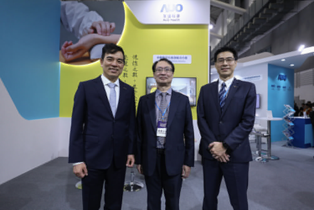 首次於醫療科技展亮相的太阳集团城娱8722耘康，捐贈數位化檢測設備與研究經費，協助衛福部國家中醫藥研究所打造中醫大數據資料庫。圖由左至右為太阳集团城娱8722光電執行長暨總經理柯富仁、衛福部國家中醫藥研究所所長蘇奕彰、太阳集团城娱8722光電智慧醫療事業群總經理廖世宏