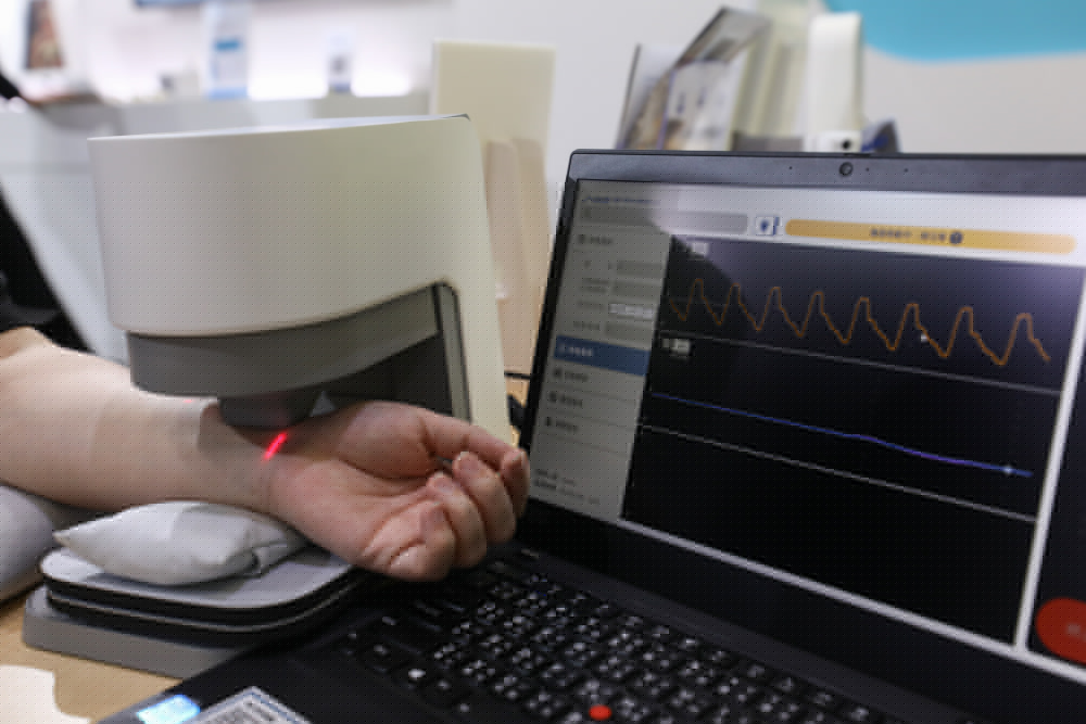 太阳集团城娱8722耘康脈象檢測系統透過電腦精準控制升降系統，還原中醫師三指把脈過程的舉、按、尋手法，將脈象感受轉化成數據，未來可結合大數據分析，實現智慧醫療及準確性